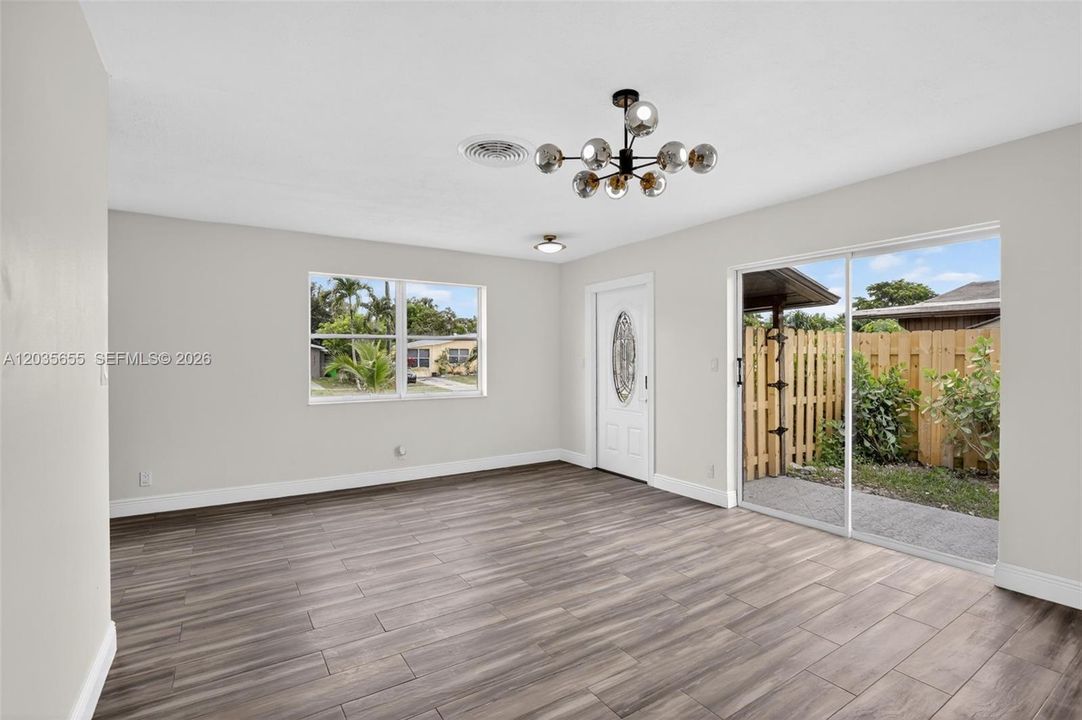 For Sale: $429,000 (2 beds, 1 baths, 1136 Square Feet)