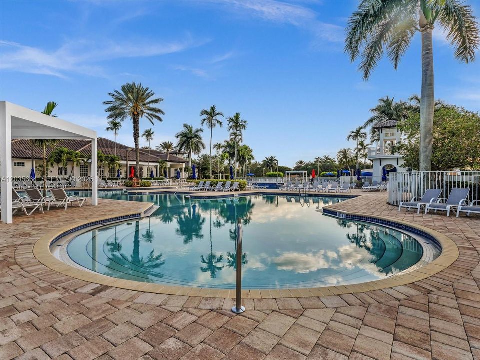 For Sale: $1,100,000 (5 beds, 3 baths, 2672 Square Feet)