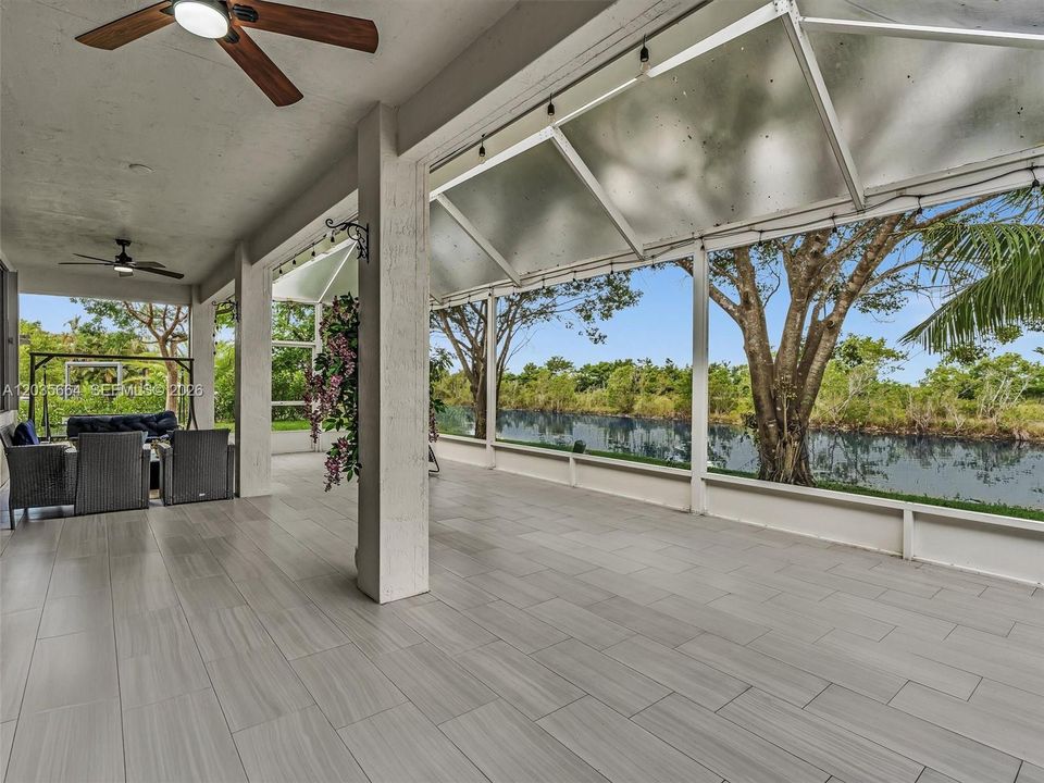 For Sale: $1,100,000 (5 beds, 3 baths, 2672 Square Feet)