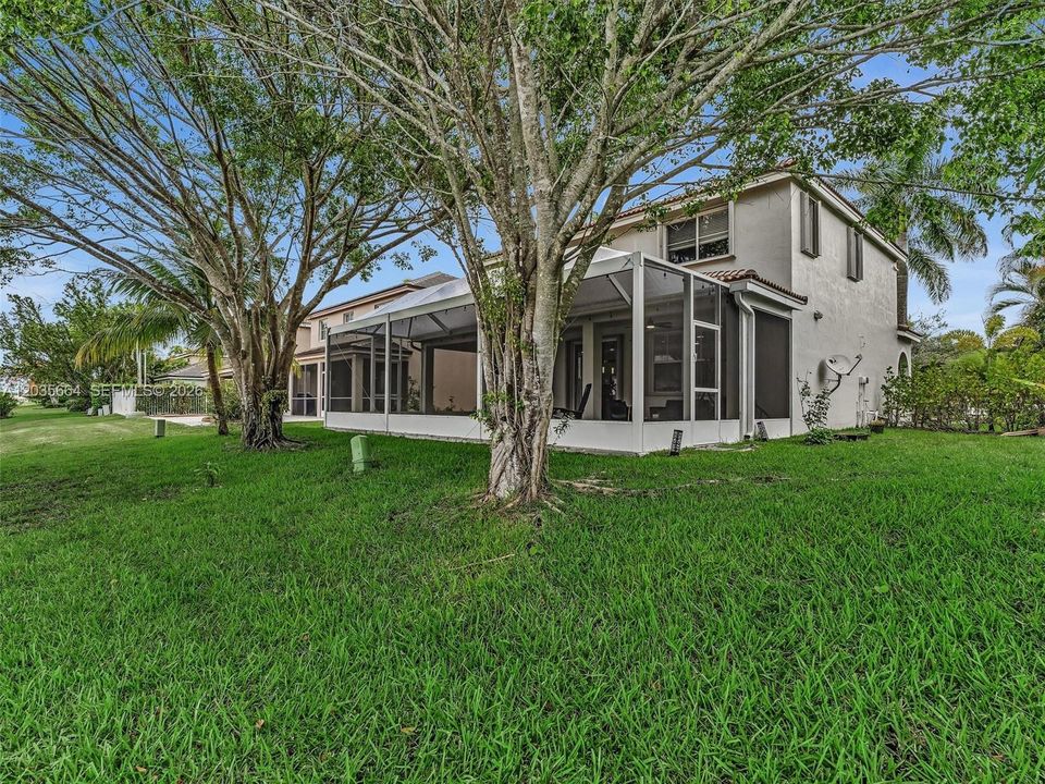 For Sale: $1,100,000 (5 beds, 3 baths, 2672 Square Feet)