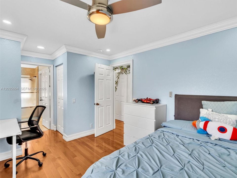 For Sale: $1,100,000 (5 beds, 3 baths, 2672 Square Feet)