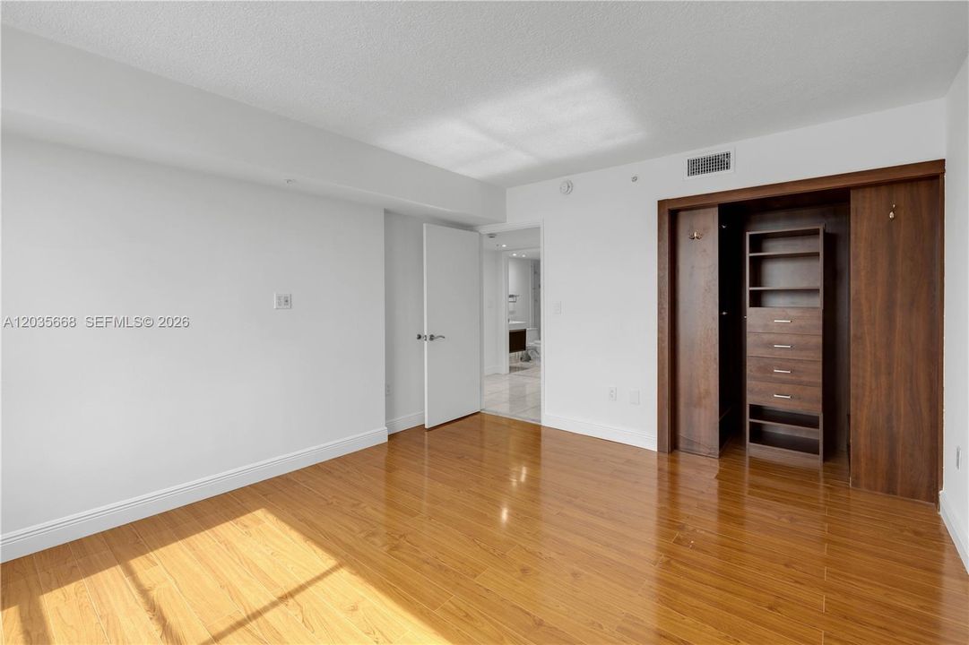 For Rent: $5,200 (2 beds, 2 baths, 1160 Square Feet)