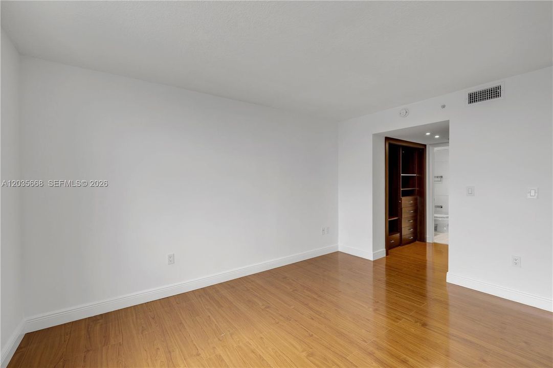 For Rent: $5,200 (2 beds, 2 baths, 1160 Square Feet)