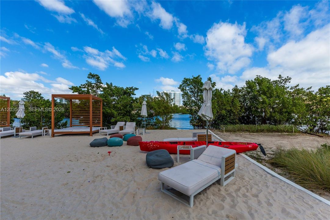 For Sale: $635,000 (2 beds, 2 baths, 1115 Square Feet)