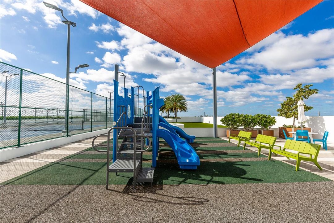 For Sale: $635,000 (2 beds, 2 baths, 1115 Square Feet)