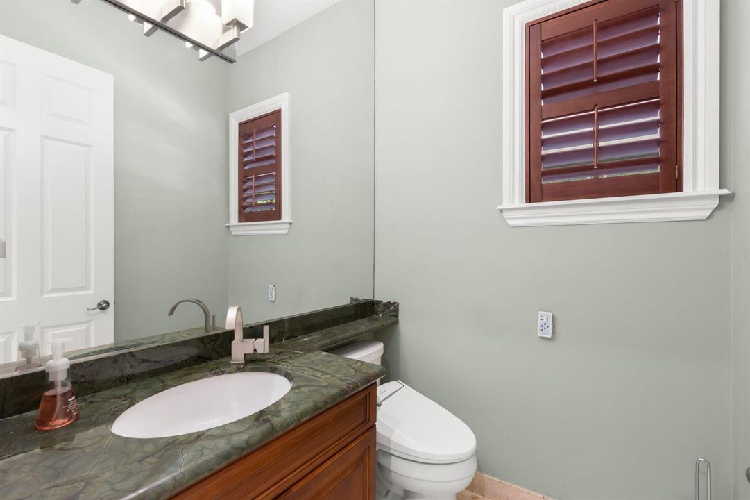 18-web-or-mls-633 NE 20th St, Wilton Man