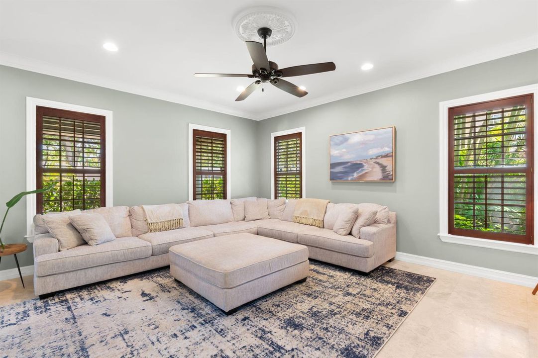 15-web-or-mls-633 NE 20th St, Wilton Man