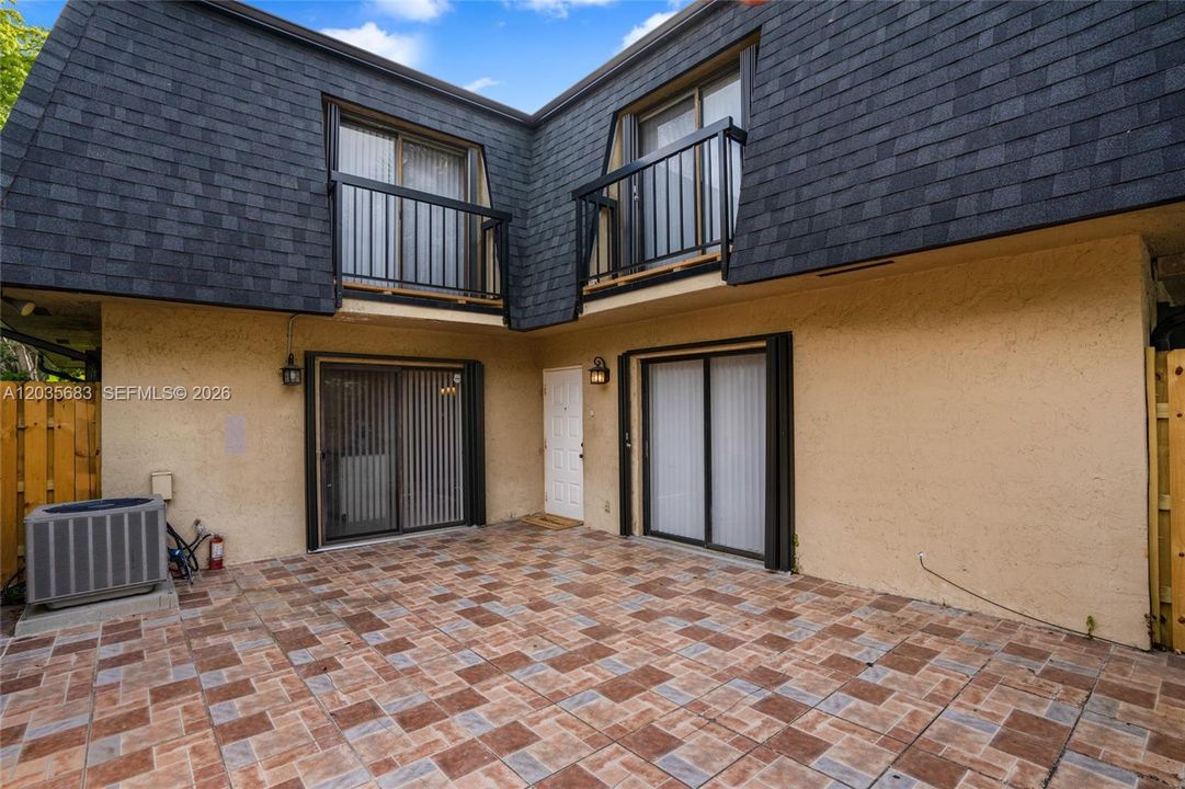 For Rent: $2,600 (2 beds, 2 baths, 1302 Square Feet)