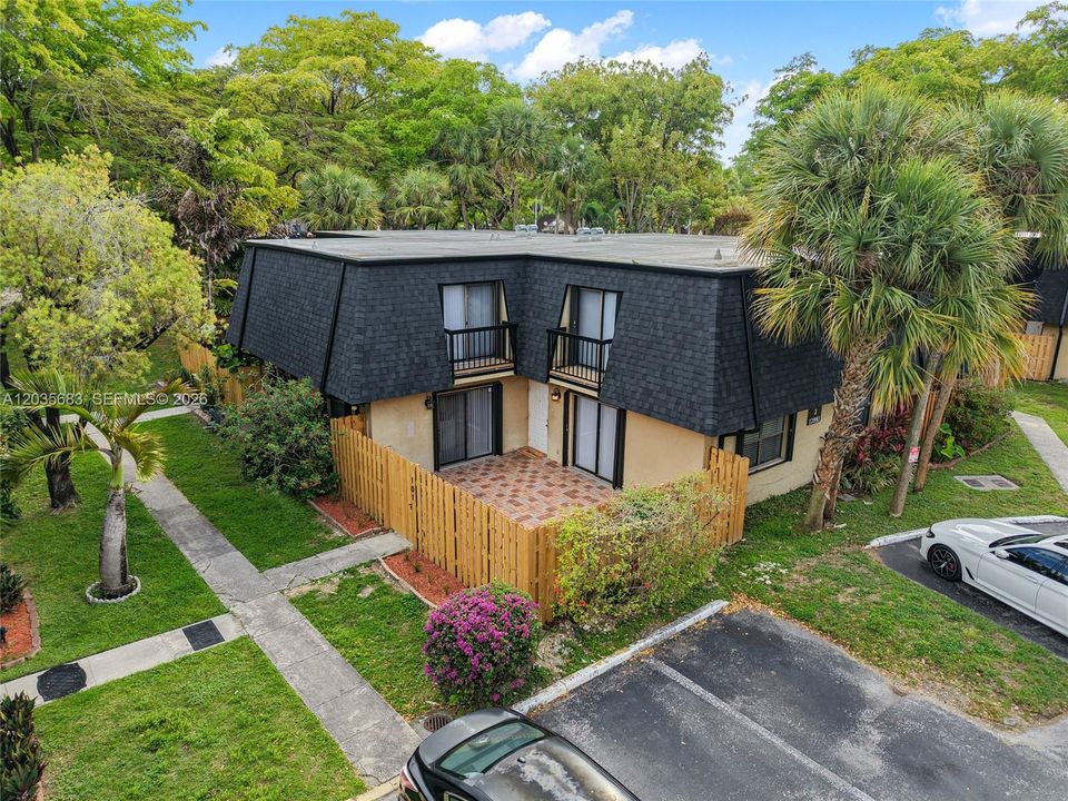For Rent: $2,600 (2 beds, 2 baths, 1302 Square Feet)