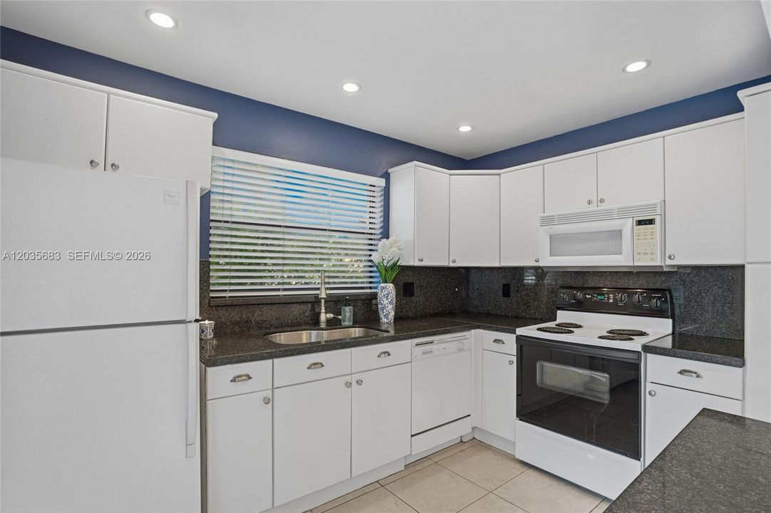 For Rent: $2,600 (2 beds, 2 baths, 1302 Square Feet)