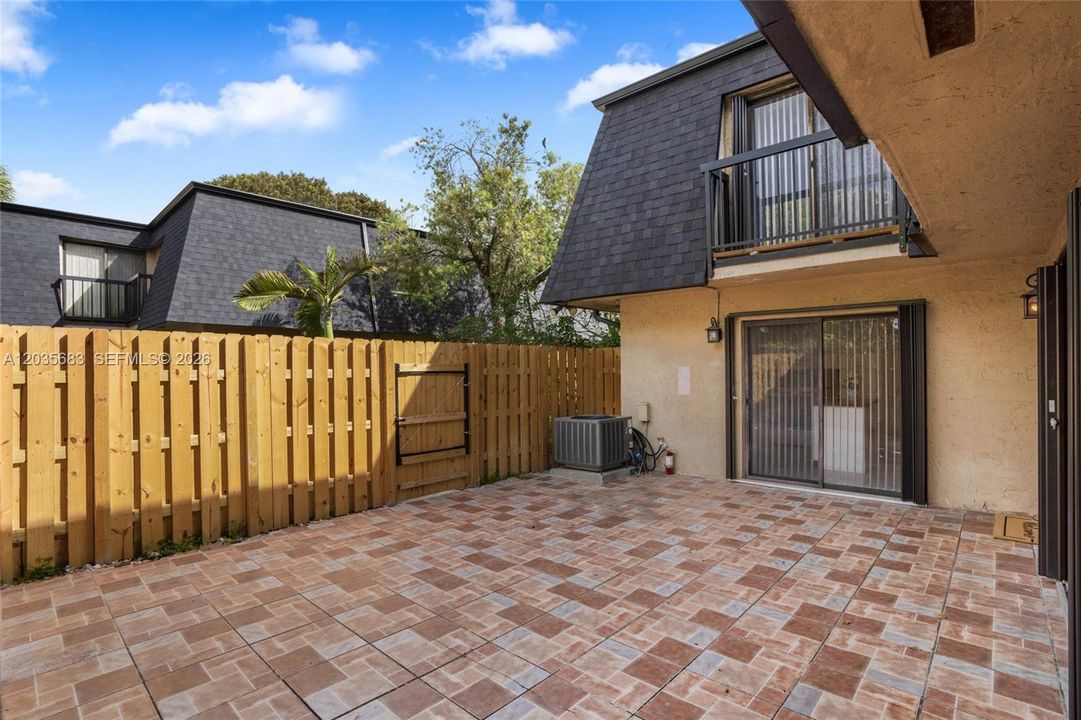 For Rent: $2,600 (2 beds, 2 baths, 1302 Square Feet)