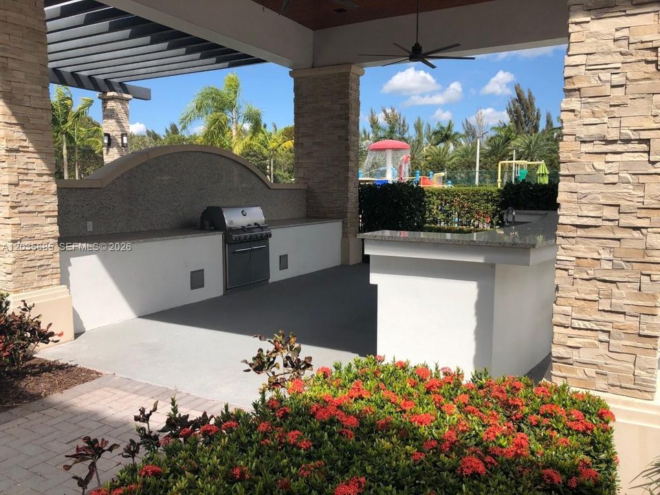 For Rent: $2,650 (2 beds, 2 baths, 1205 Square Feet)