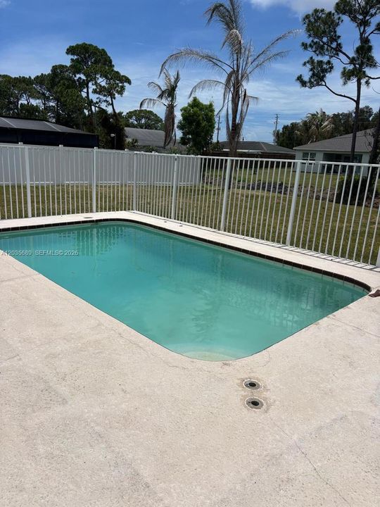 For Sale: $365,000 (2 beds, 2 baths, 999 Square Feet)
