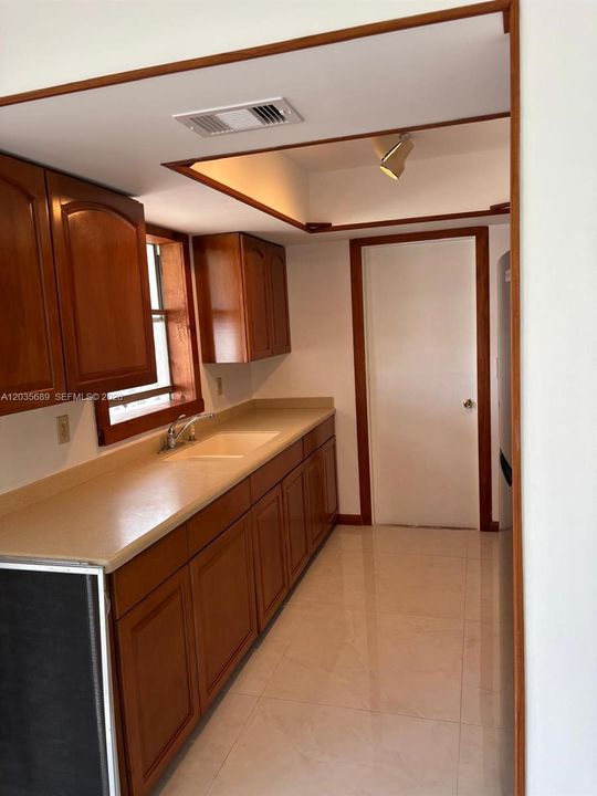For Sale: $365,000 (2 beds, 2 baths, 999 Square Feet)