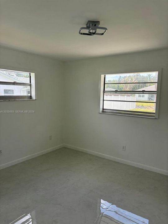 For Sale: $365,000 (2 beds, 2 baths, 999 Square Feet)