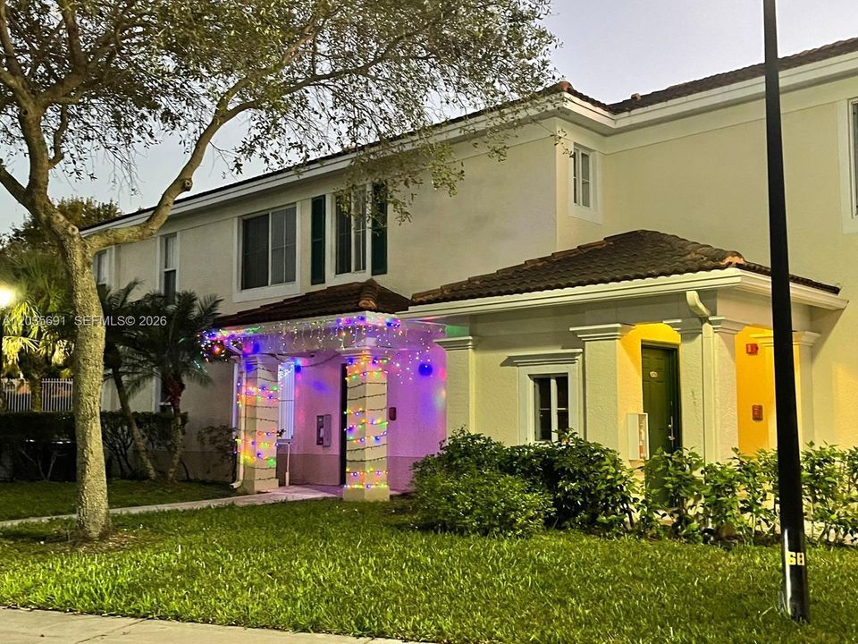 For Rent: $3,200 (3 beds, 2 baths, 1407 Square Feet)