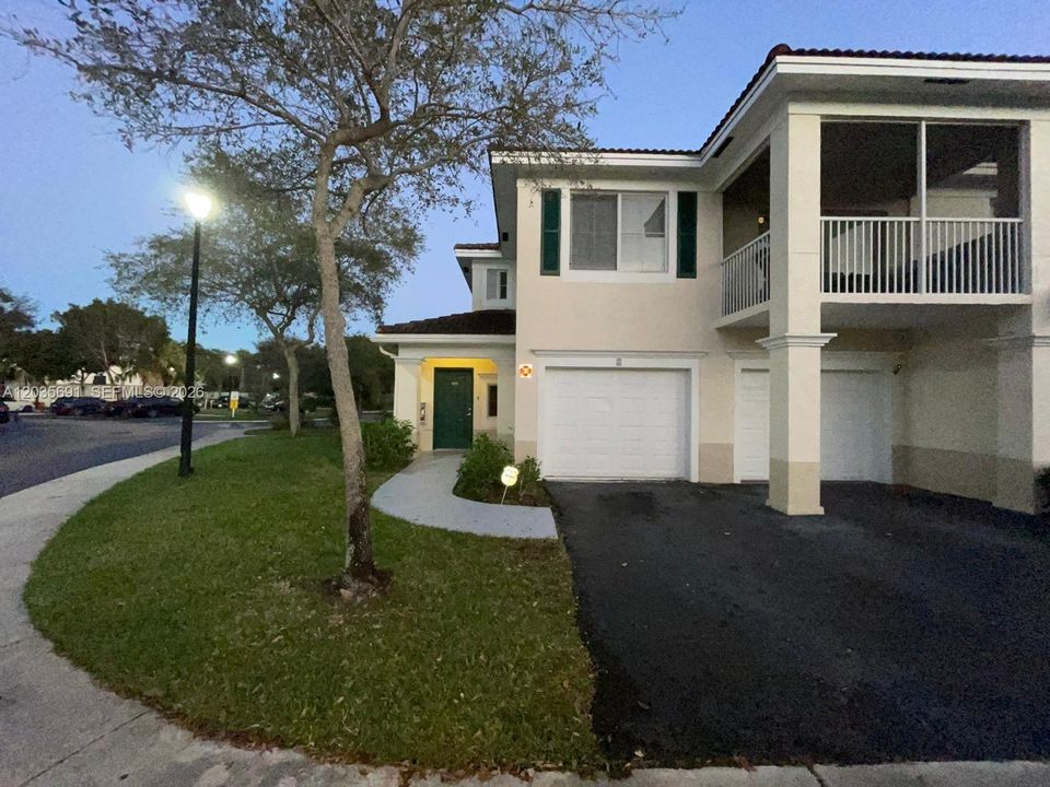 For Rent: $3,200 (3 beds, 2 baths, 1407 Square Feet)