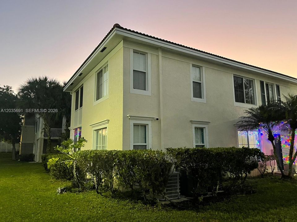 For Rent: $3,200 (3 beds, 2 baths, 1407 Square Feet)