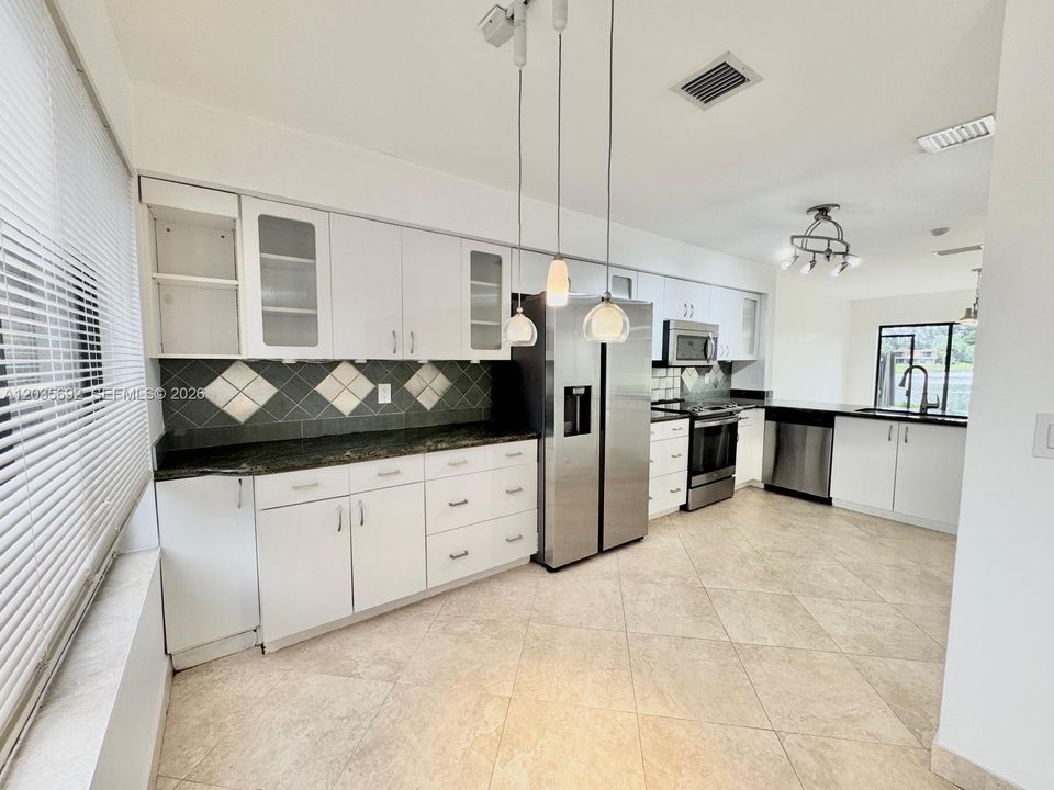 For Rent: $3,250 (3 beds, 2 baths, 1648 Square Feet)