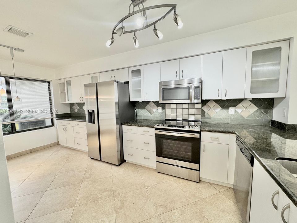 For Rent: $3,250 (3 beds, 2 baths, 1648 Square Feet)