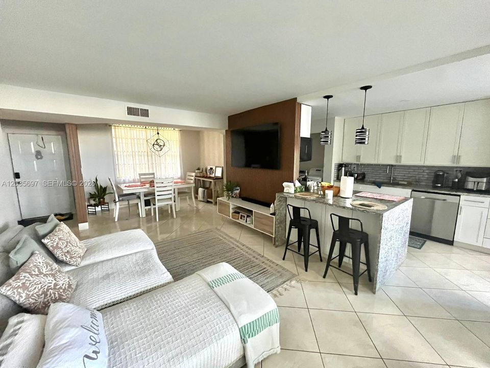 For Rent: $2,200 (2 beds, 2 baths, 1150 Square Feet)