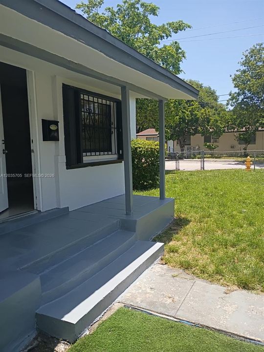 For Rent: $3,600 (5 beds, 2 baths, 1747 Square Feet)