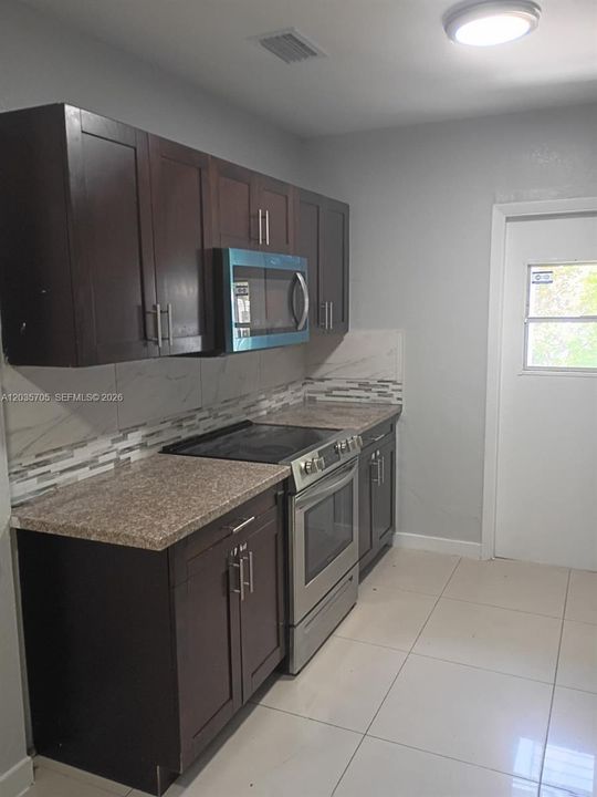 For Rent: $3,600 (5 beds, 2 baths, 1747 Square Feet)