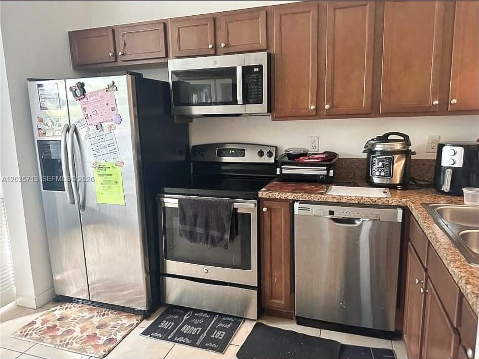 For Rent: $2,100 (2 beds, 2 baths, 817 Square Feet)