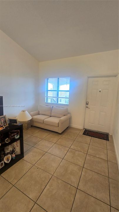 For Rent: $2,100 (2 beds, 2 baths, 817 Square Feet)