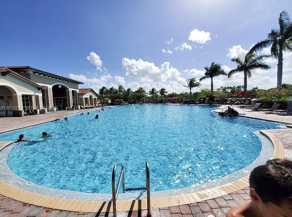 For Rent: $2,100 (2 beds, 2 baths, 817 Square Feet)
