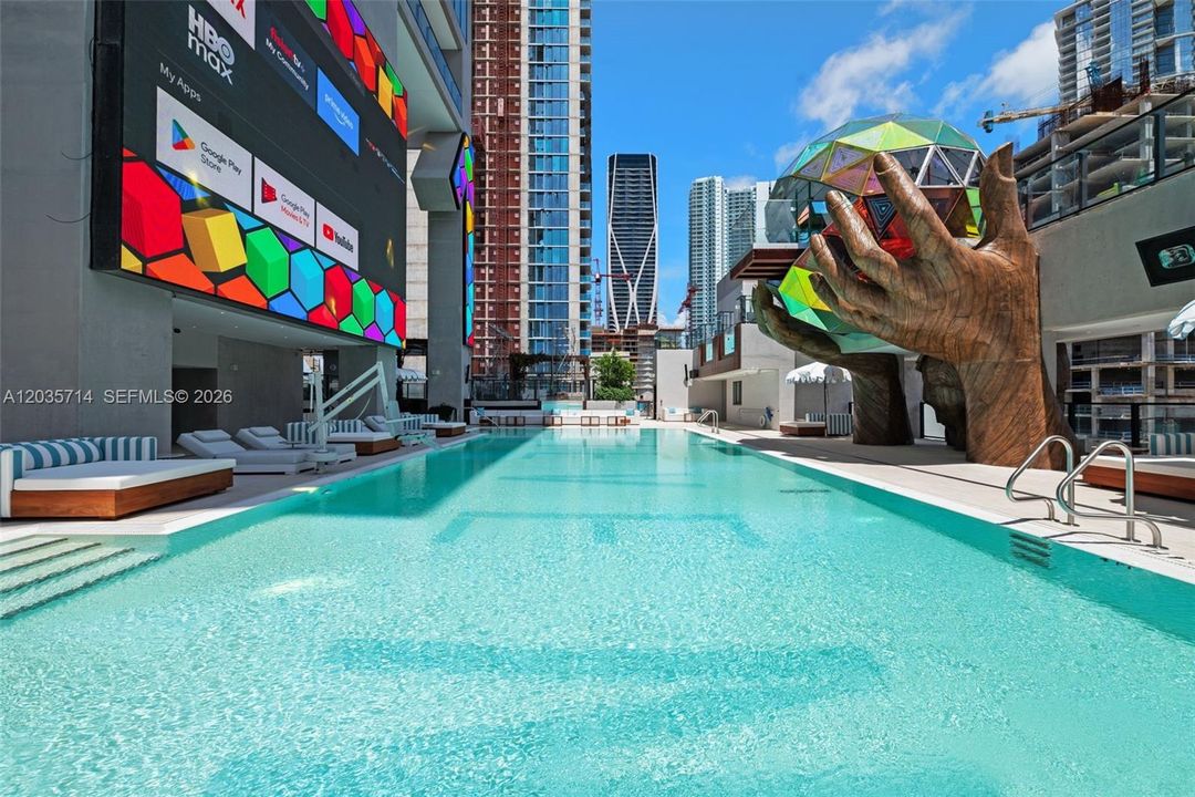 For Rent: $4,900 (2 beds, 2 baths, 977 Square Feet)