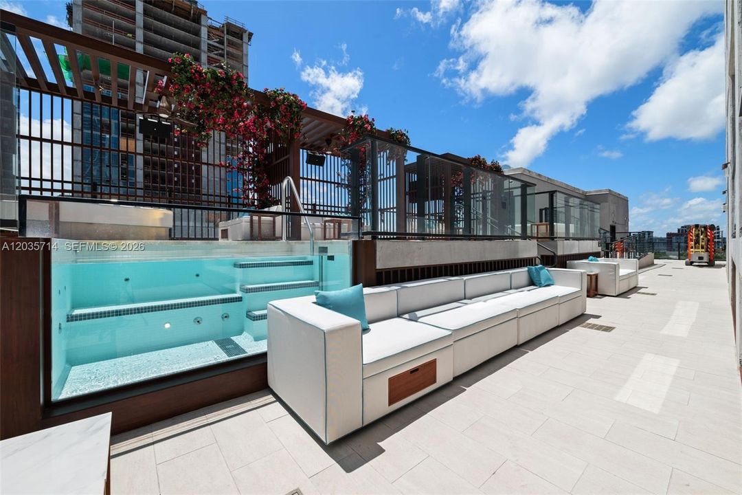 For Rent: $4,900 (2 beds, 2 baths, 977 Square Feet)