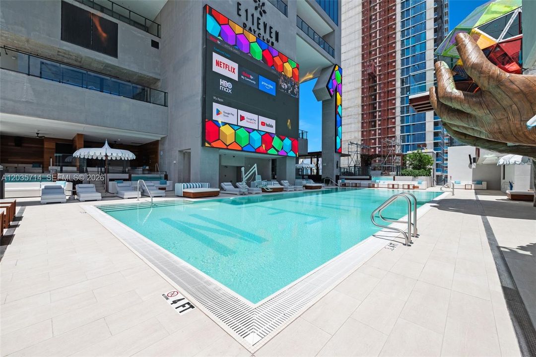 For Rent: $4,900 (2 beds, 2 baths, 977 Square Feet)