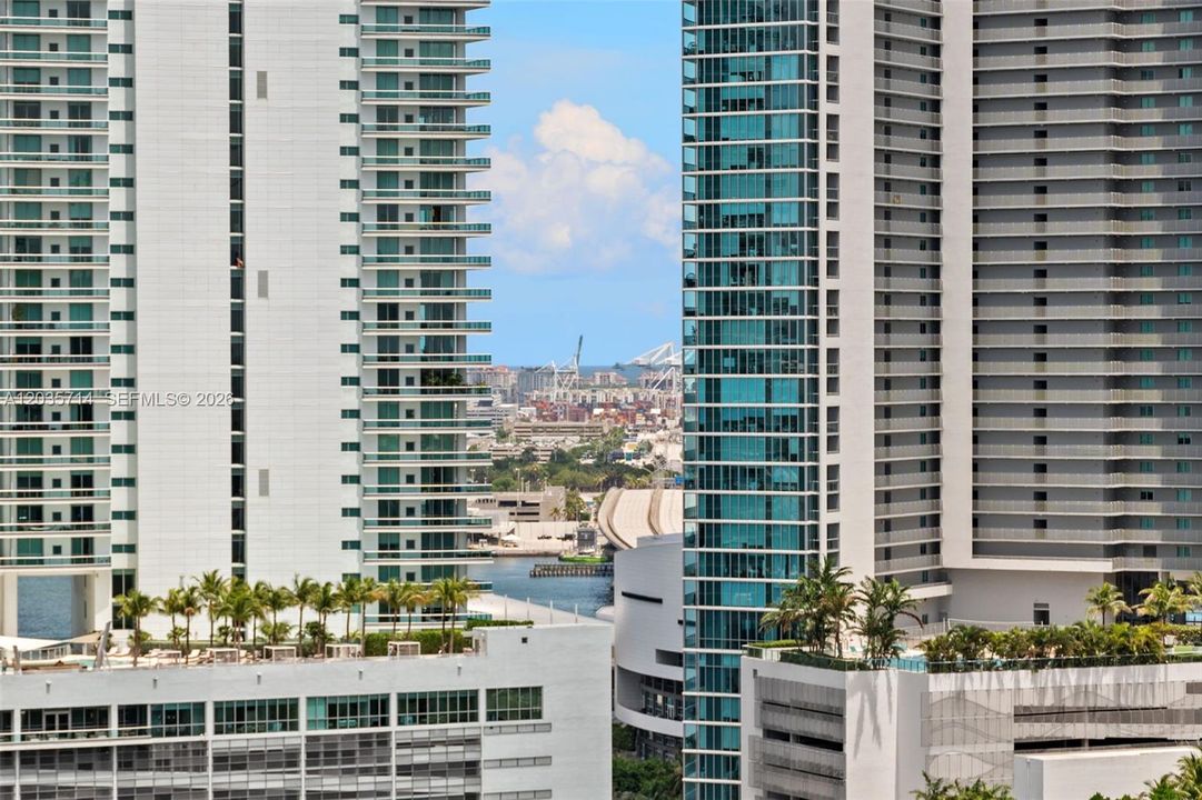 For Rent: $4,900 (2 beds, 2 baths, 977 Square Feet)