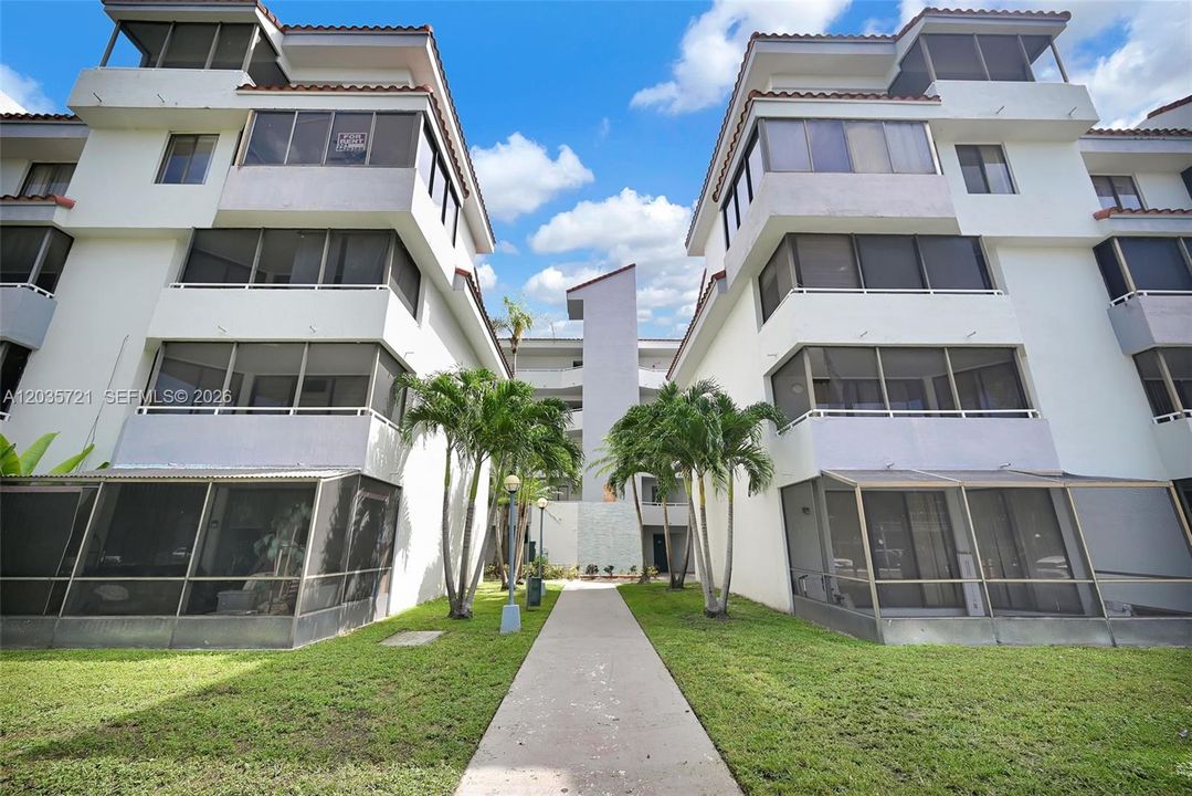 For Sale: $225,000 (2 beds, 1 baths, 796 Square Feet)