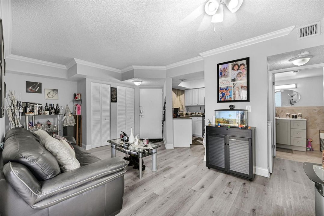 For Sale: $225,000 (2 beds, 1 baths, 796 Square Feet)