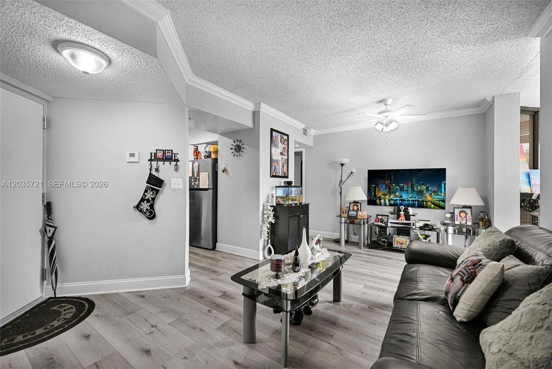 For Sale: $225,000 (2 beds, 1 baths, 796 Square Feet)
