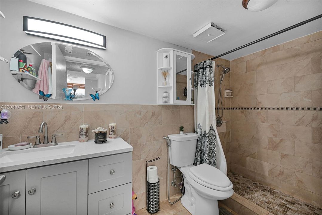 For Sale: $225,000 (2 beds, 1 baths, 796 Square Feet)