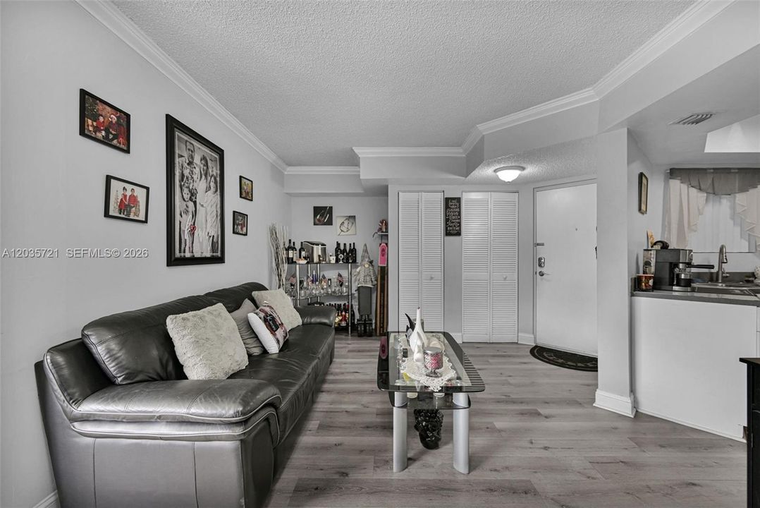 For Sale: $225,000 (2 beds, 1 baths, 796 Square Feet)