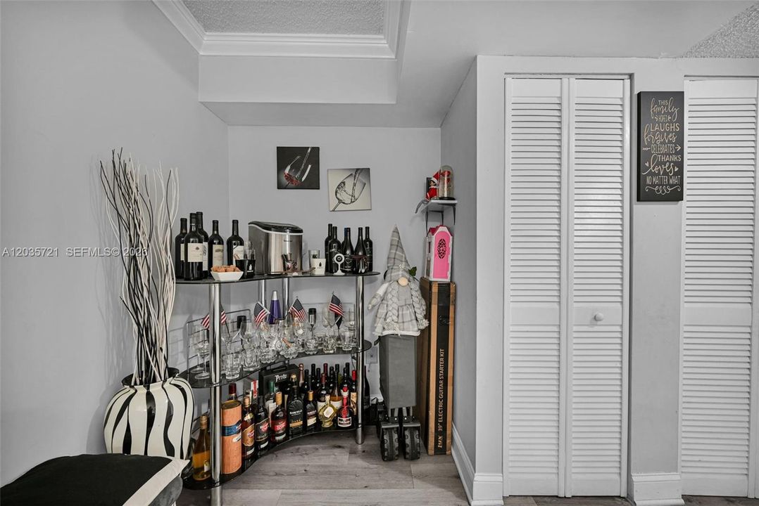 For Sale: $225,000 (2 beds, 1 baths, 796 Square Feet)