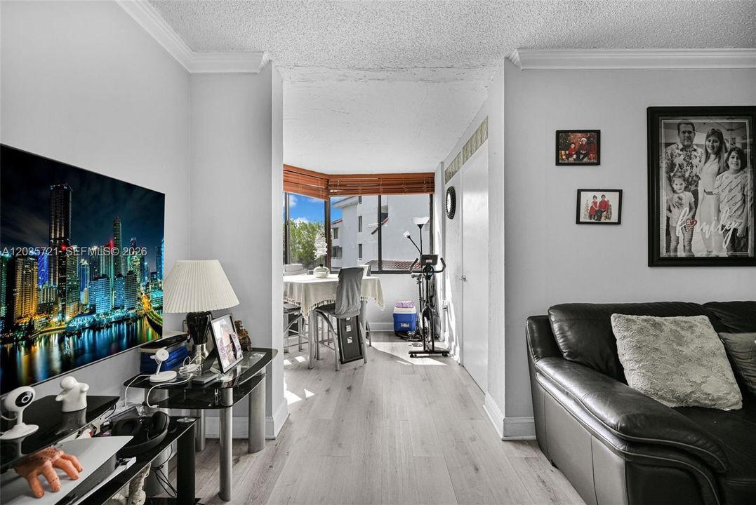 For Sale: $225,000 (2 beds, 1 baths, 796 Square Feet)