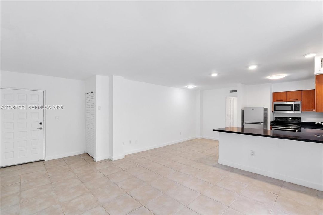 For Rent: $2,650 (1 beds, 1 baths, 741 Square Feet)