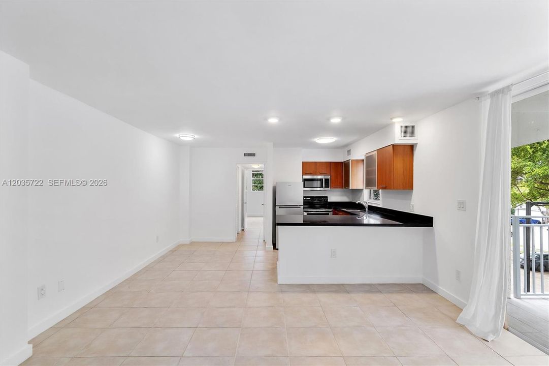 For Rent: $2,650 (1 beds, 1 baths, 741 Square Feet)