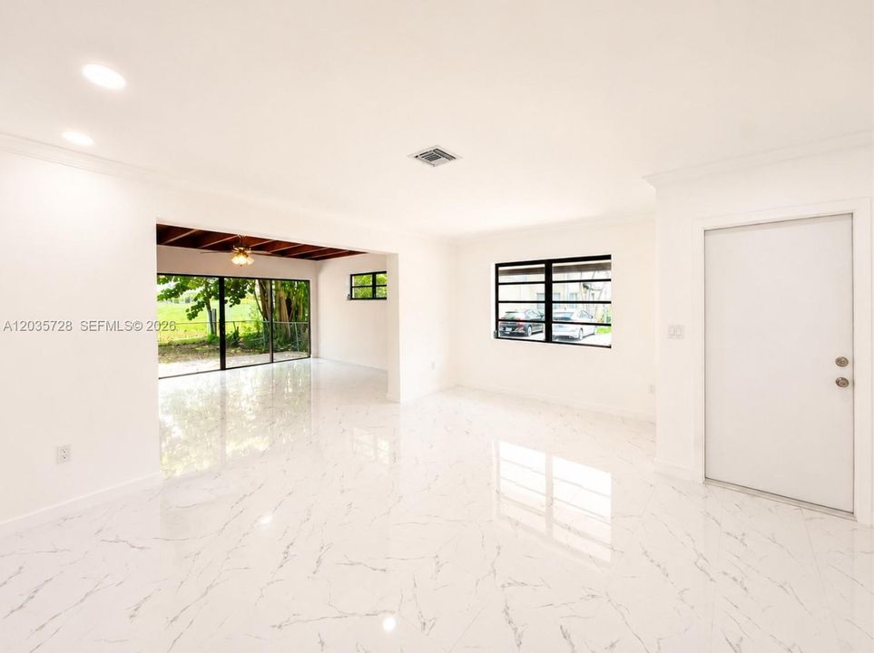 En Renta: $5,900 (3 camas, 2 baños, 2141 Pies cuadrados)