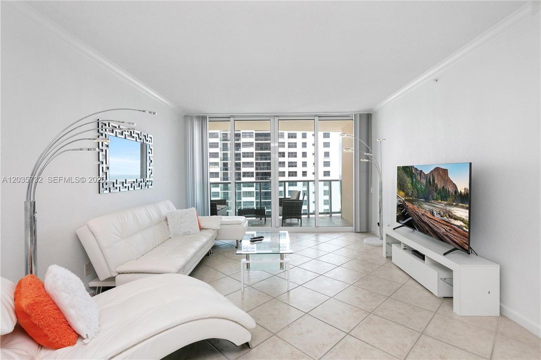 For Rent: $2,800 (1 beds, 1 baths, 745 Square Feet)