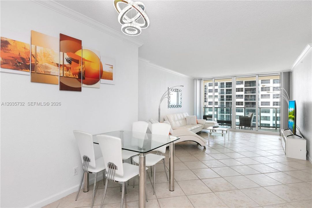For Rent: $2,800 (1 beds, 1 baths, 745 Square Feet)