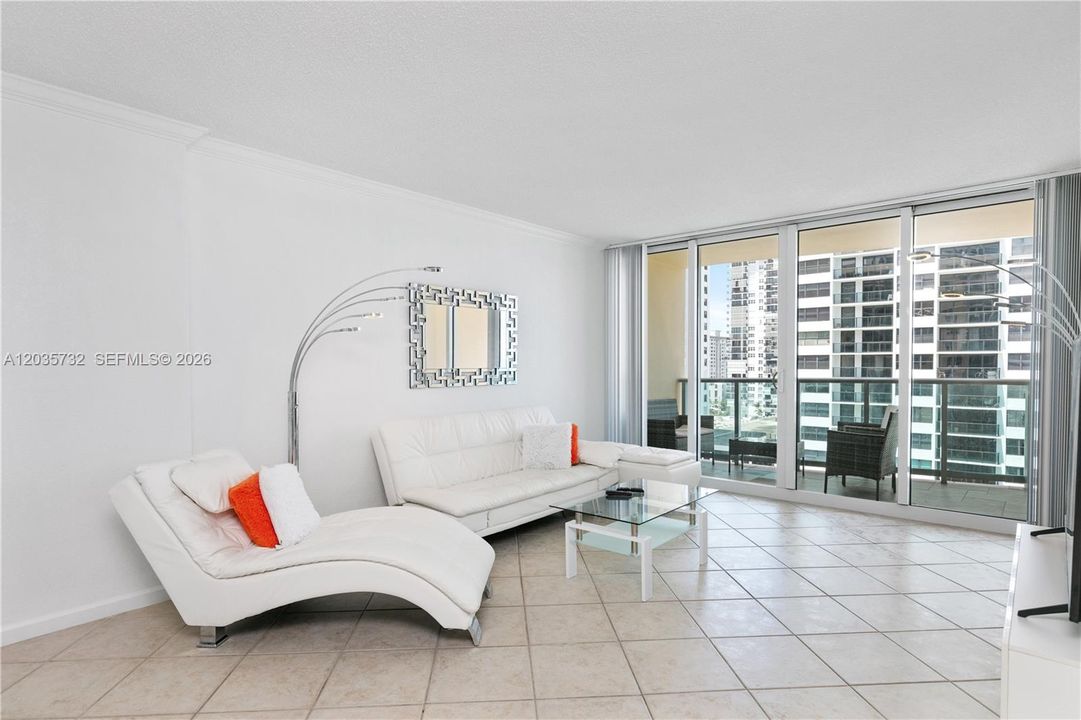 For Rent: $2,800 (1 beds, 1 baths, 745 Square Feet)
