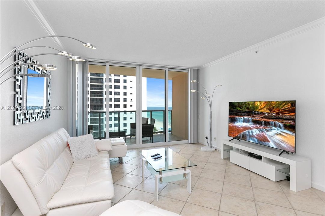 For Rent: $2,800 (1 beds, 1 baths, 745 Square Feet)