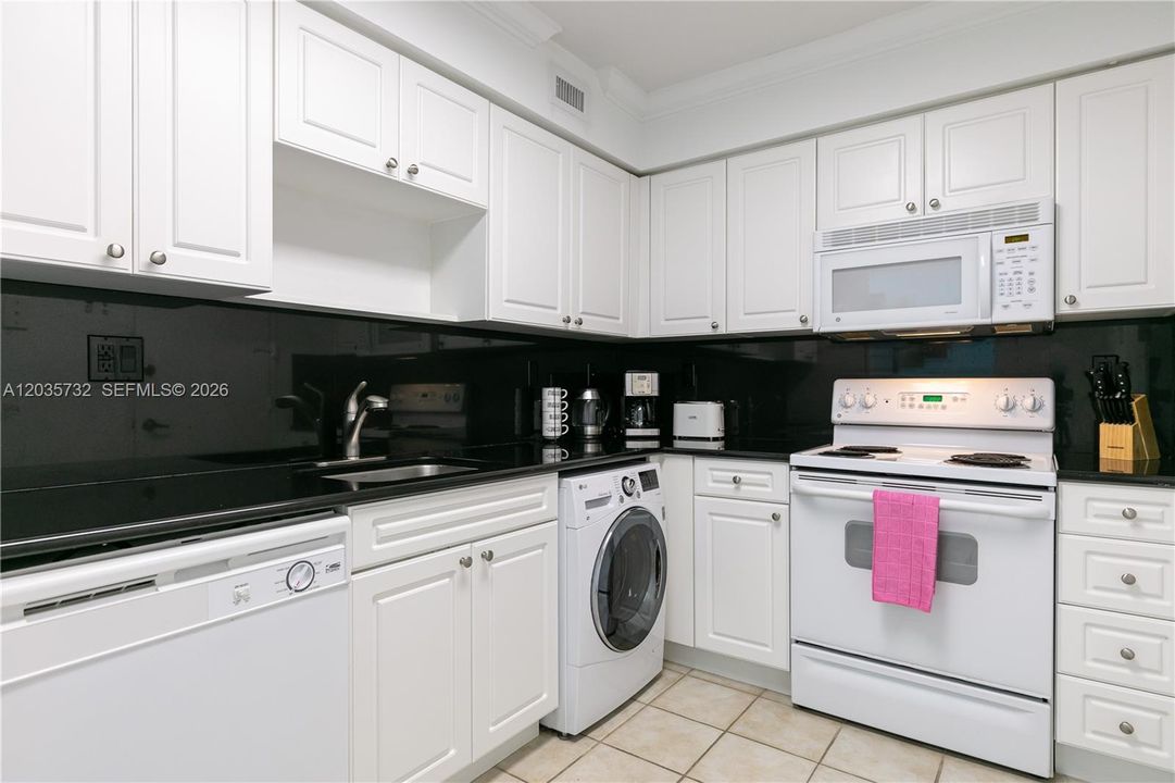 For Rent: $2,800 (1 beds, 1 baths, 745 Square Feet)
