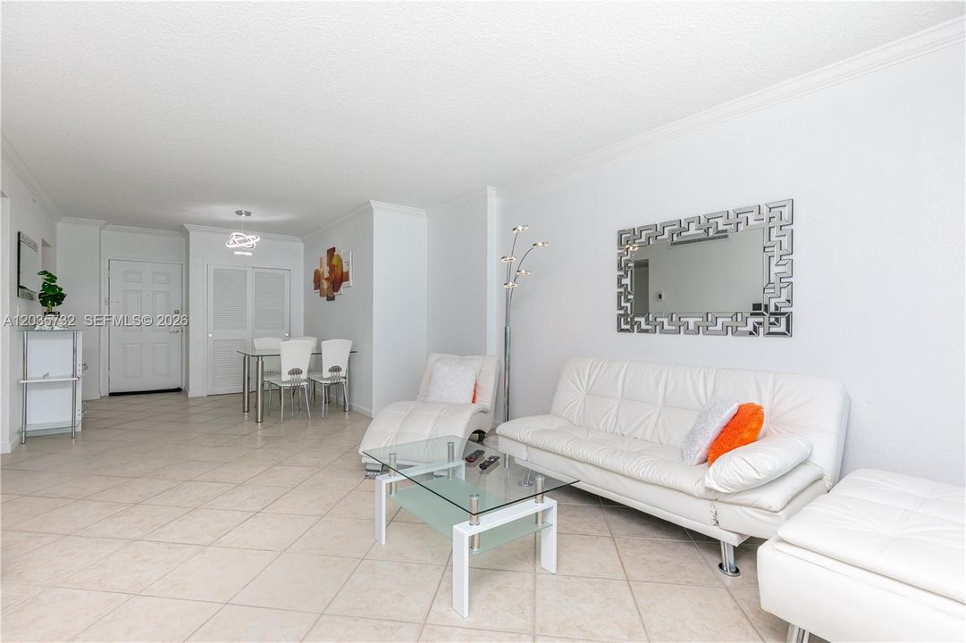 For Rent: $2,800 (1 beds, 1 baths, 745 Square Feet)